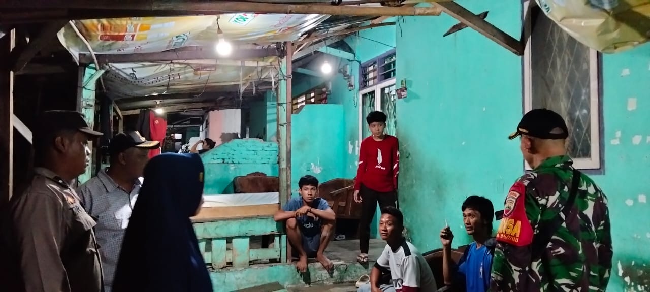 Wooiii….Kades se Indonesiaaa…Kelen Tengok Nihh..!! Bawa “Pasukan”, Kepala Desa Selamat Deli Serdang Sweeping Perumahan Terduga Sarang Narkoba..!!