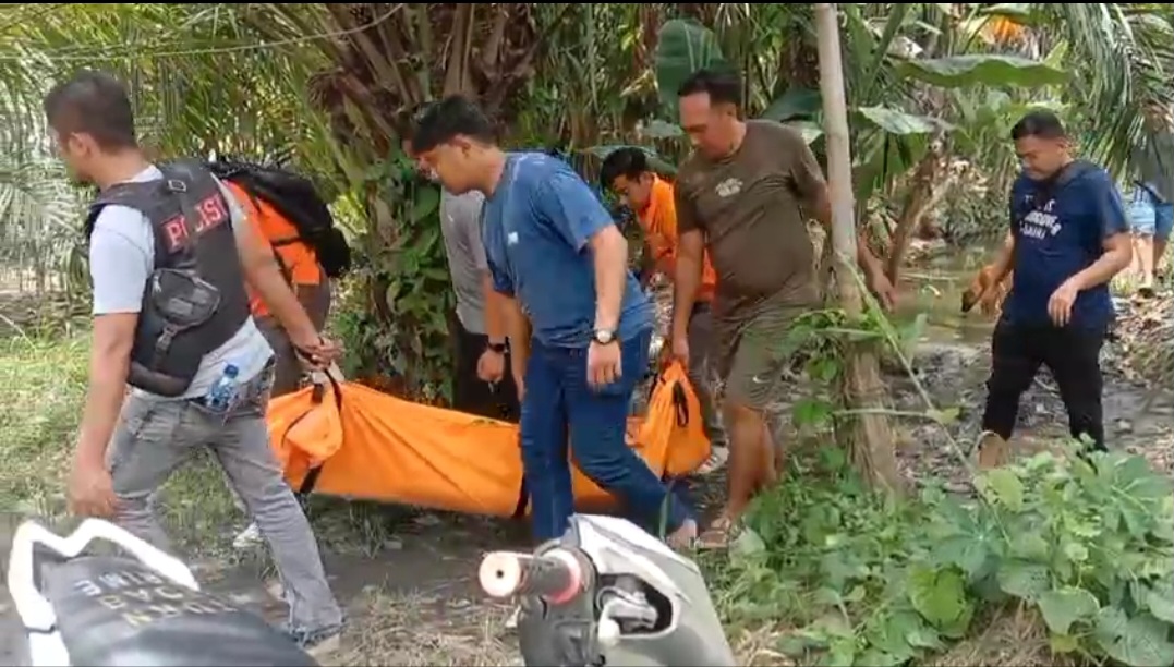Hiii…Ngerii..!! Ada Mayat di Kolam Ikan Warga Deli Tua, Keluarga Siapa Inii..??