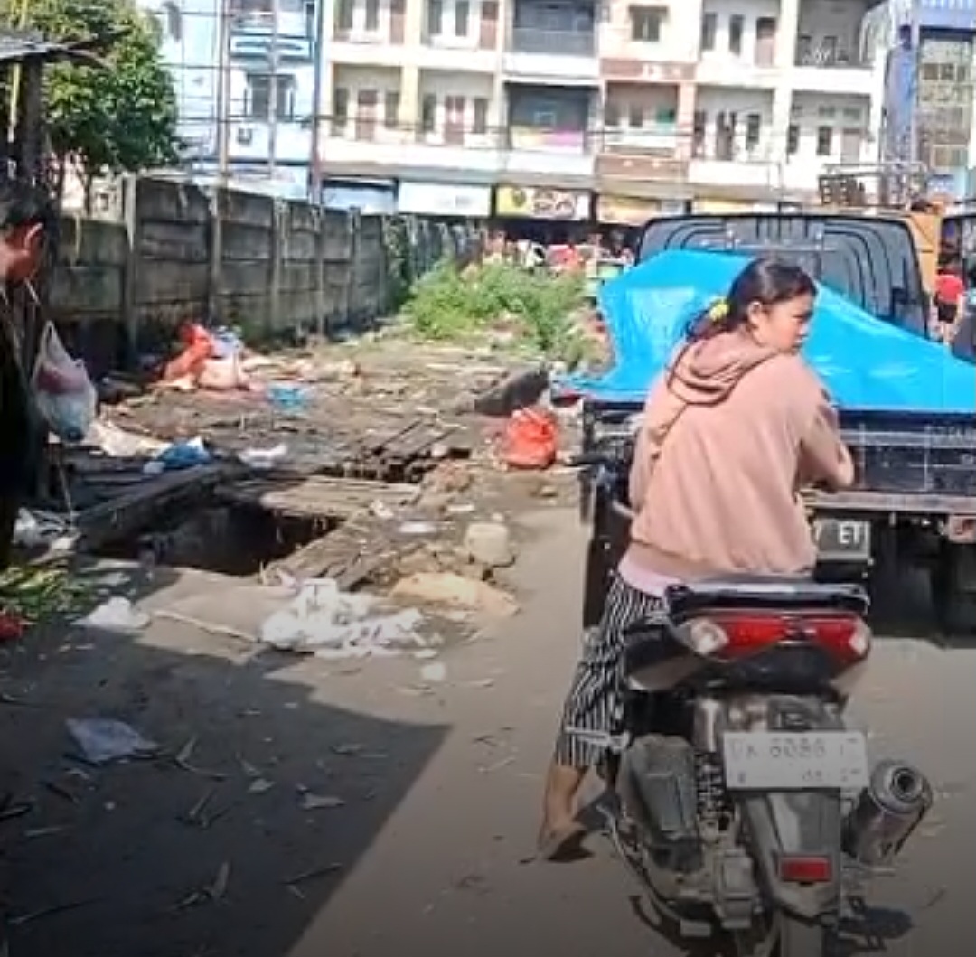 “Kejamnya” Pemkab Deli Serdang..!! Tangisan Senyap Anak Pedagang Deli Tua: Membunuh “Pahlawan” Ekonomi, Mengubur Asa Anak Bangsa..!!