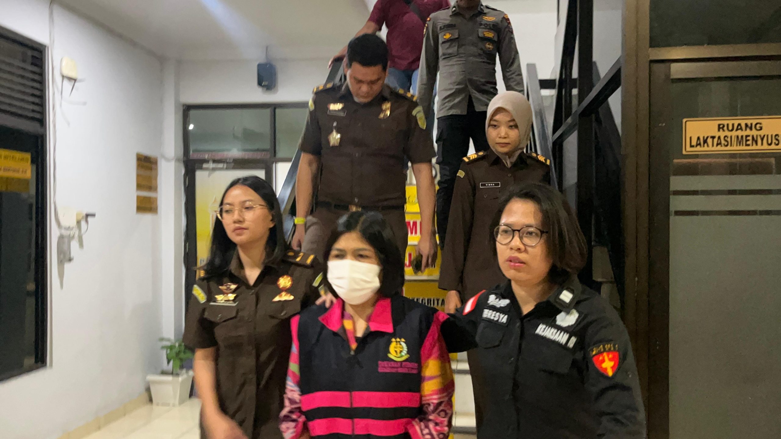 Jadi Tersangka..!! Istri Terdakwa Kasus Korupsi Pupuk Bersubsidi Ditahan Kejari Karo..!!