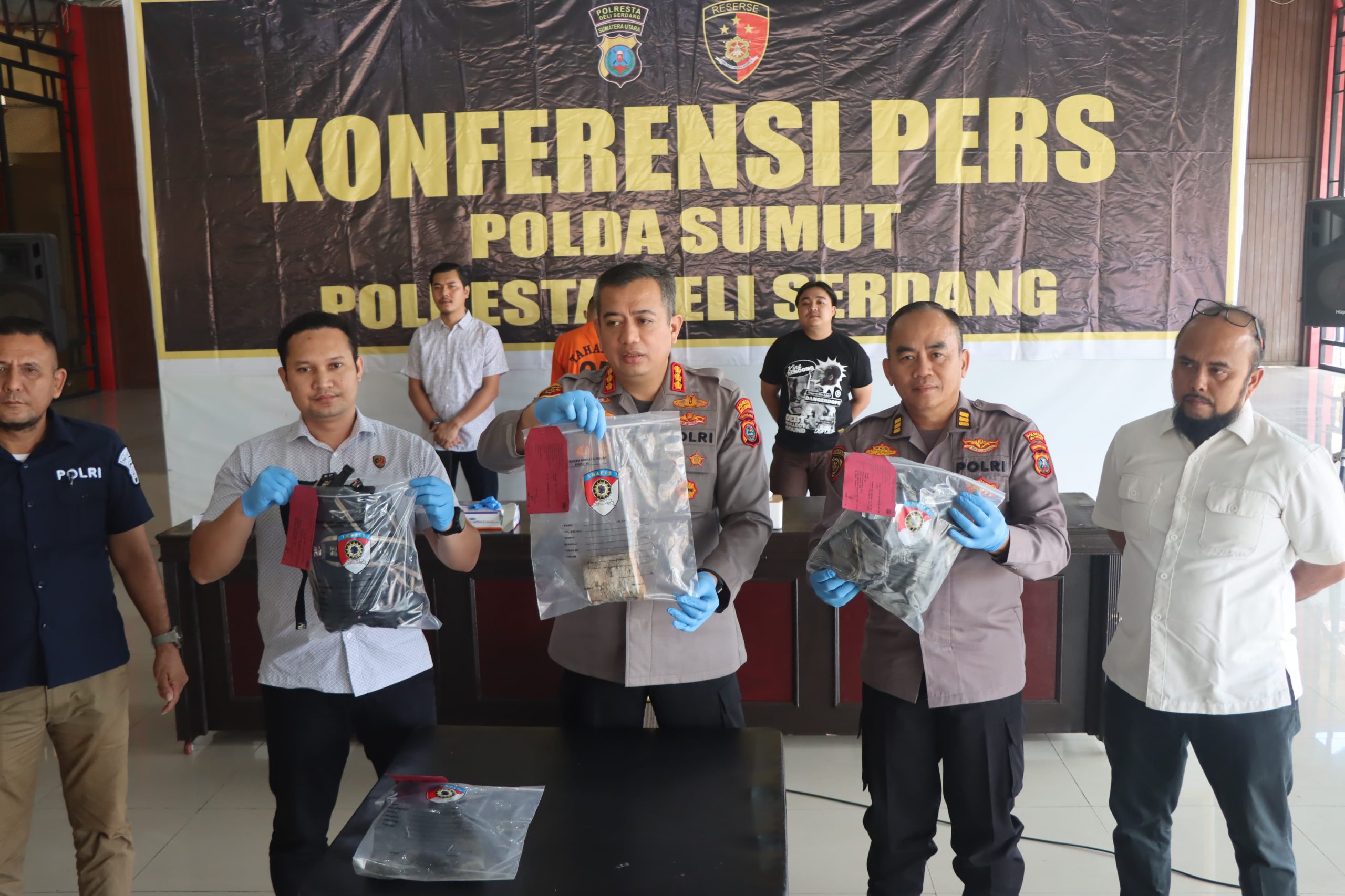 Mabuk Tuak Lalu Sok Hebat..!! Orang Melintas Tewas Dilempar Batu, Anak Bangun Sari Baru “Tidur” di Sel Polresta Deli Serdang..!!