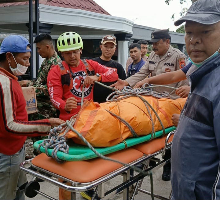 Keluarga Siapa Ini..?? Niat Mancing Ikan Malah Dapat Mayat Bertato Parang Hanya Pakai CD di Sungai Jalan Irian Kabanjahe.!!