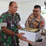 HUT ke 80 TNI..!! Polres Tanah Karo Bawa Kue Sambangi Kodim 0205 TK dan Yonif 125 Simbisa..!!