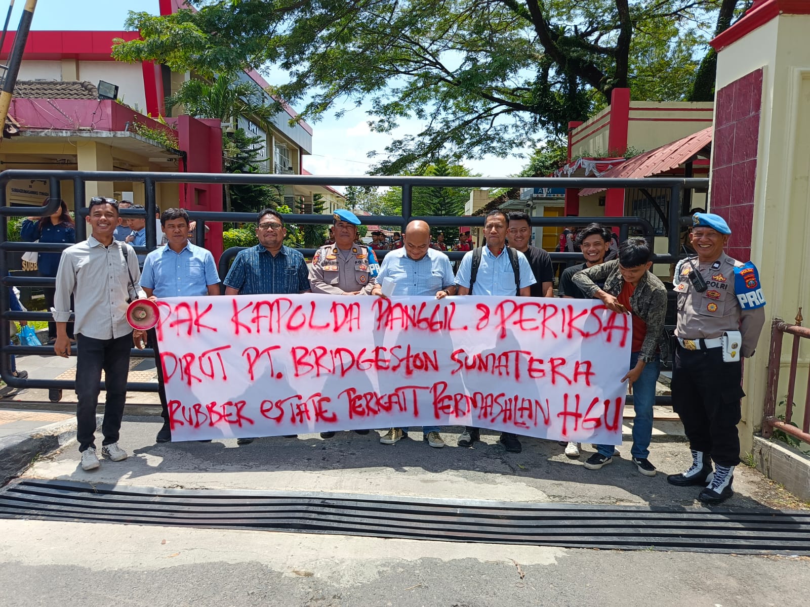 HGU Diduga Mati..!! Massa Koman Koran Demo Desak Polda Sumut Periksa Dirut PT Bridgestone Sumatera Rubber Estate Simalungun..!!