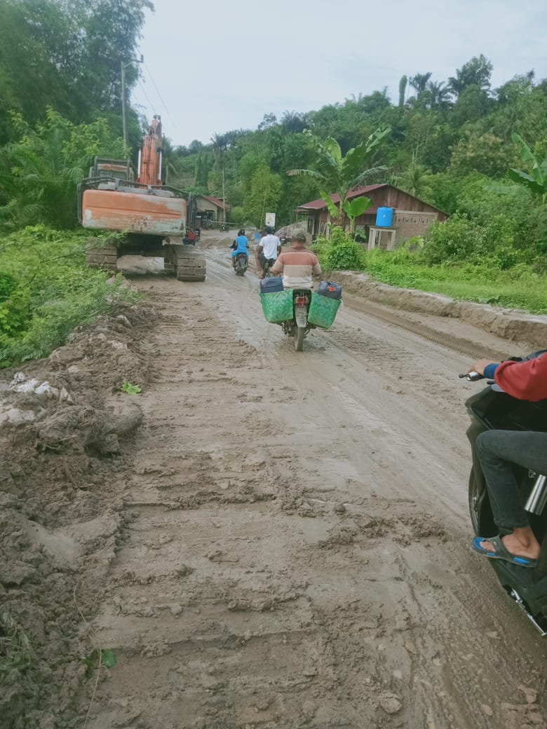 Pemkab Deli Serdang “Kecolongan” PAD..!! Akhirnya Timbunan Tanah Tutupi Jalan Aspal Damak Maliho Bangun Purba Dibersihkan..!!