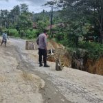 Jaga Keselamatan Warga..!! Kapolsek Mardingding Tinjau Proyek Jalan Amblas di Laubaleng Karo..!!