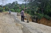 Jaga Keselamatan Warga..!! Kapolsek Mardingding Tinjau Proyek Jalan Amblas di Laubaleng Karo..!!