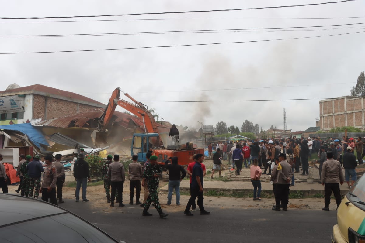 Eksekusi Lahan..!! Polres Karo Kawal Perubuhan Bangunan di Kabanjahe..!!