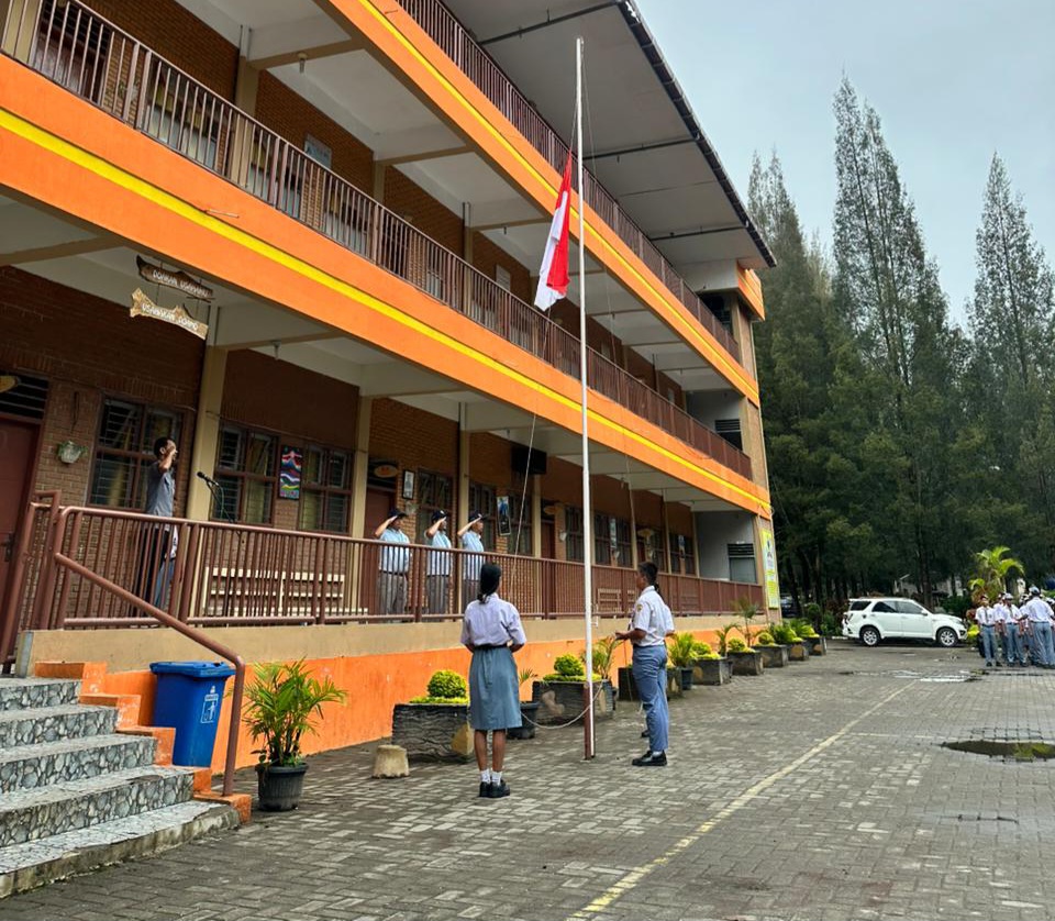 Jadi Pembina Upacara..!! Densus 88 Satgaswil Sumut Ajak Pelajar SMA Katolik Kabanjahe Tolak Paham Radikal..!!