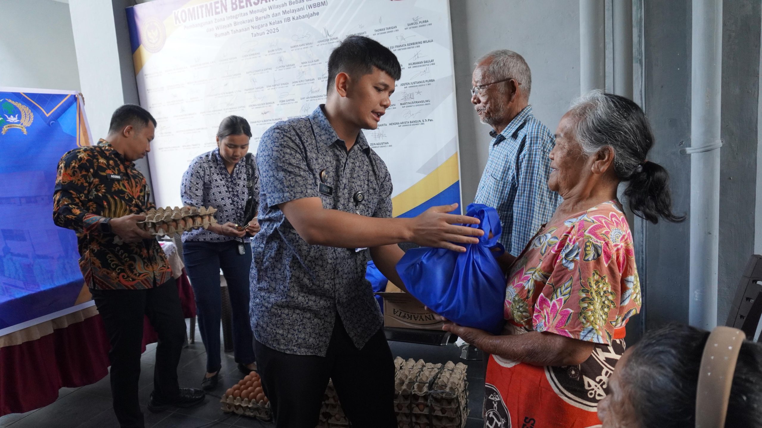 Happy Birthdayy..!! Peringati HUT ke 1 Kemenimipas, Rutan Kabanjahe Bagi-bagi Sembako..!!