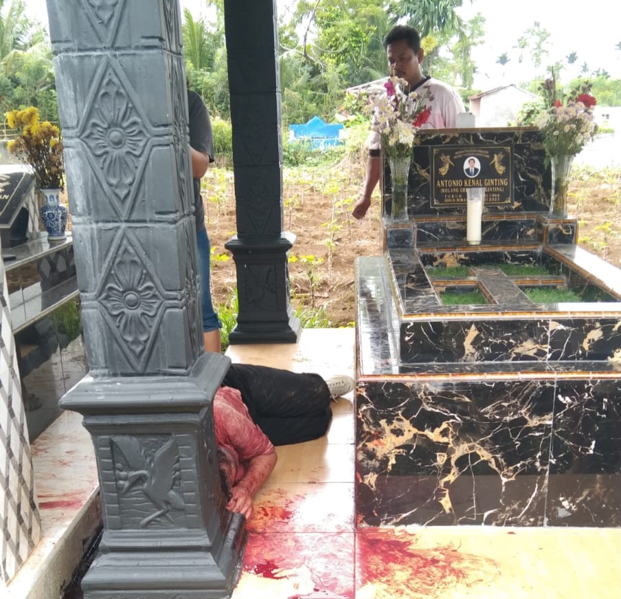 Patumbak Gegerr..!! Cekcok di Kafe Remang-remang, Ginting Ditemukan Terkapar “Mandi Darah” di Kuburan Ayahnya..!!