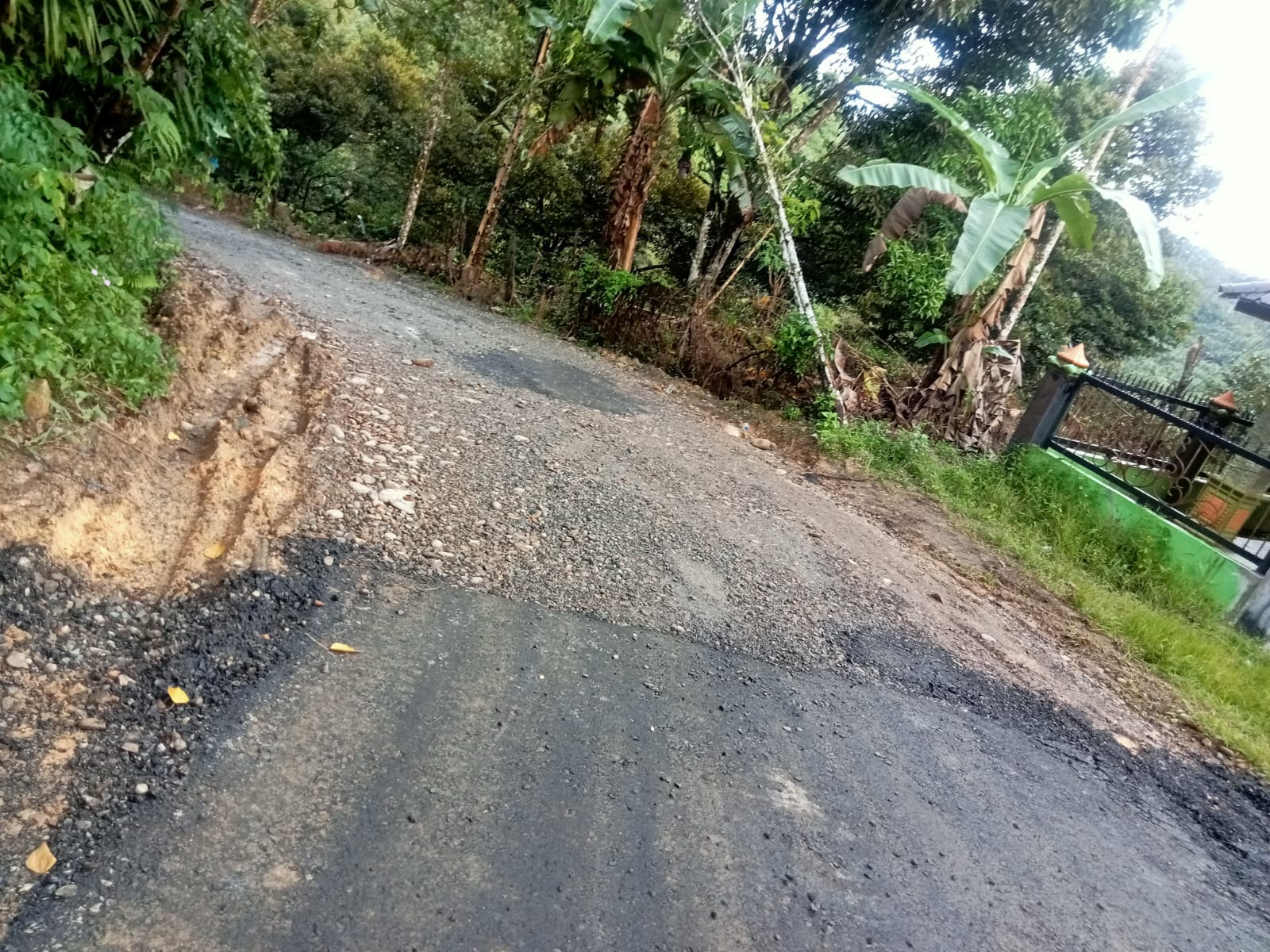 Warga Harap Pemkab Deli Serdang Tunda Pembayaran Proyek Pengaspalan Jalan Desa Penungkiren..!!
