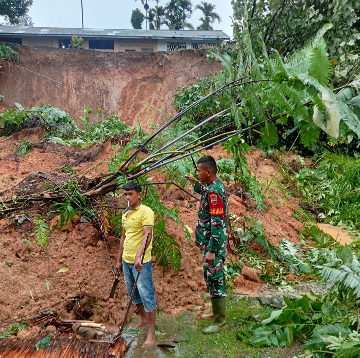 Curah Hujan Tinggi..!! Longsor di Sibiru-biru dan STM Hilir Tutup Badan Jalan, Gedung SD Santa Maria Penen Nyaris Ambruk..!!