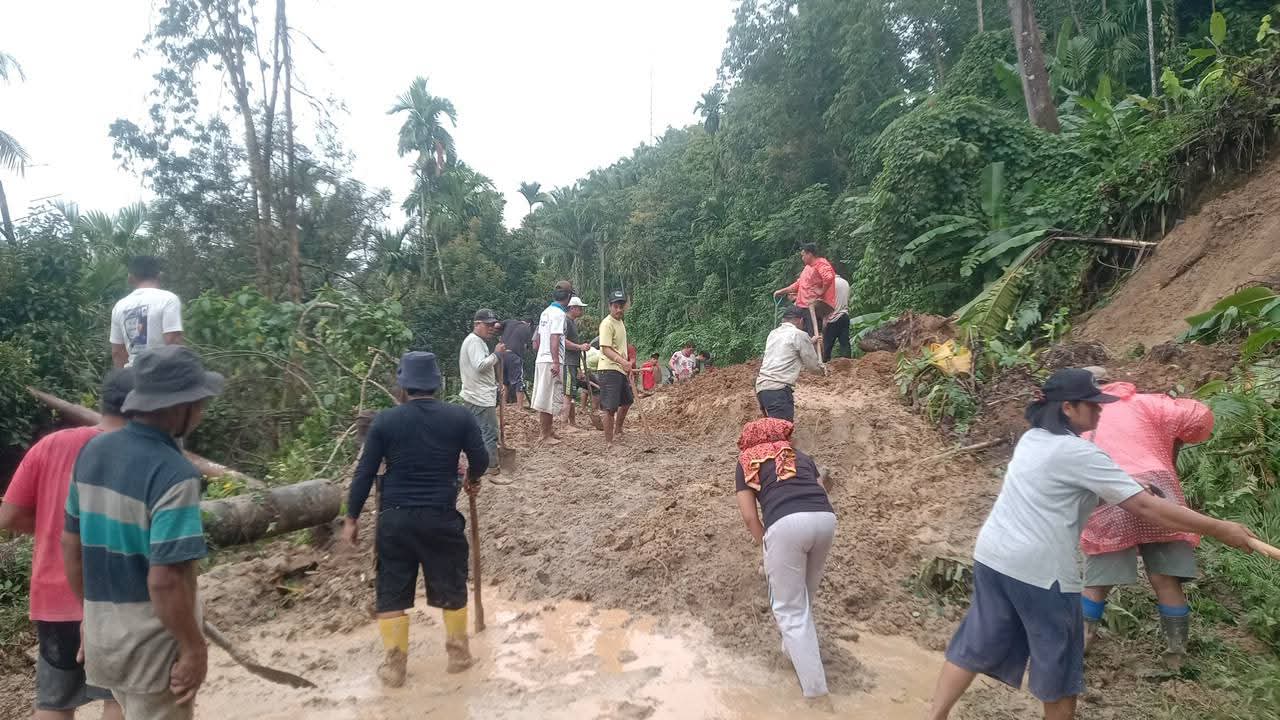 Instruksi Bupati Deli Serdang “Dikangkangi”..!! Longsor di Desa Penen: Warga Desa Lain Gotong Royong…Eee…Kades Penen tidak Tampak Batang Hidungnya..!!