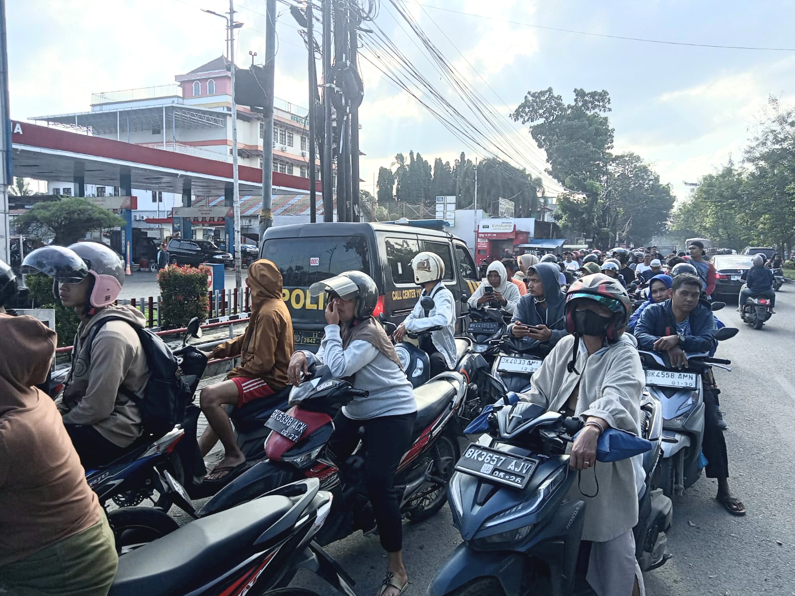 Diserbu Konsumen..!! Polsek Deli Tua Jaga Ketat SPBU Medan Johor, Antrian “Mengular” Sampai Jalan Raya..!!
