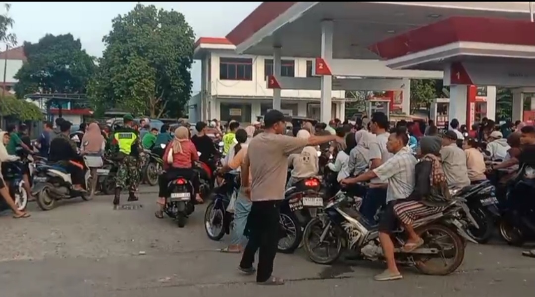 BBM Langka..!! SPBU Pasar 6 Sibiru-biru “Dikepung” Warga, Polsek dan Koramil Turun Tangan..!!