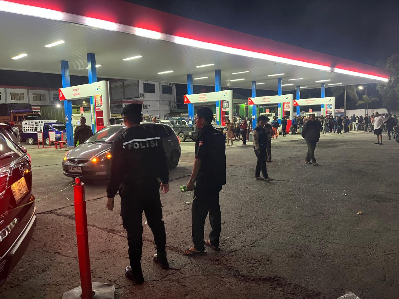 Cegah Kerusuhan..!! Polres Tanah Karo Jaga Ketat SPBU dari “Serbuan” Konsumen..!!