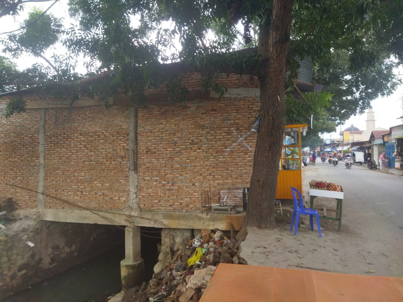 Camat Korupsi Pimpin Penertiban..!! Lapak PKL Rakyat Kecil Deli Serdang Diratakan, Bangunan Permanen di Atas Parit Dibiarkan..!!