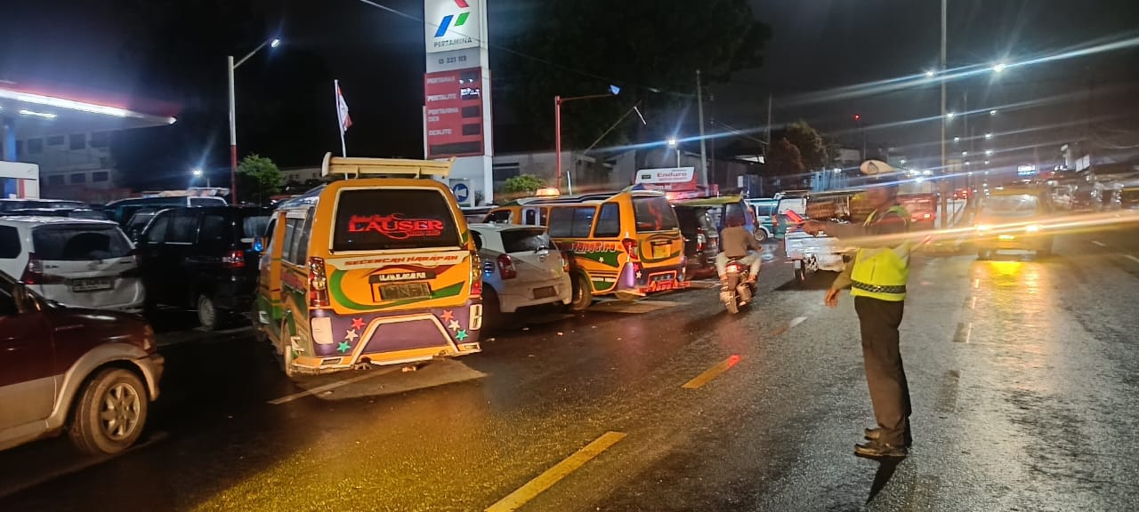 BBM Masih Langka..!! Antrian Kendaraan Padati SPBU, Polres Karo Turun Tangan..!!