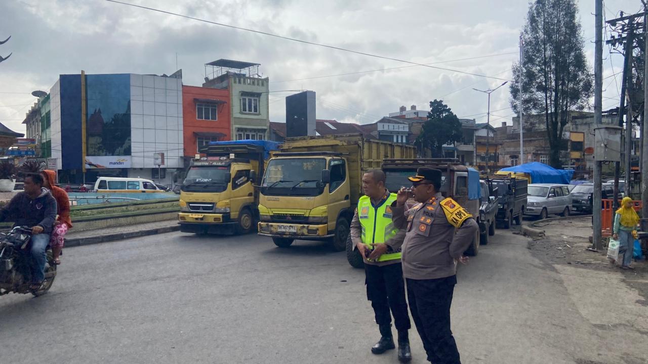 SPBU Diserbu Warga..!! Kapolres Tanah Karo Turun Tangan Atur Lalu Lintas Cegah Kemacetan..!!