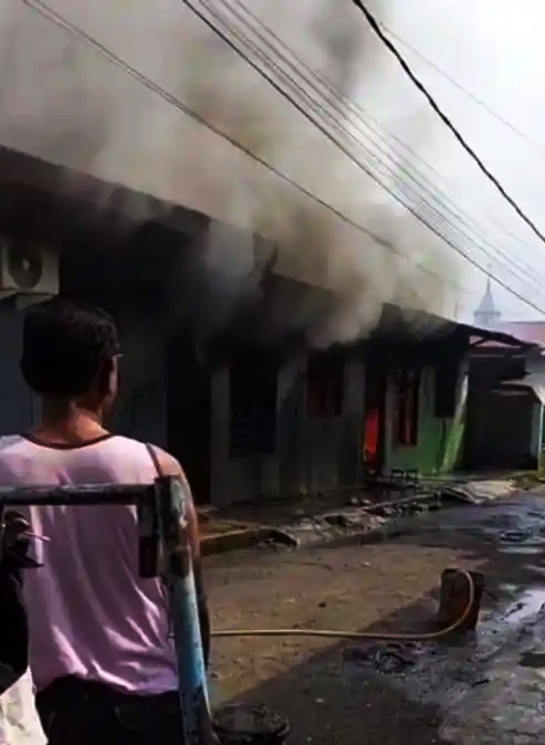 Warga Heboh..!! Dua Rumah Semi Permanen di Sunggal Ludes Dilalap Si jago Merah..!!