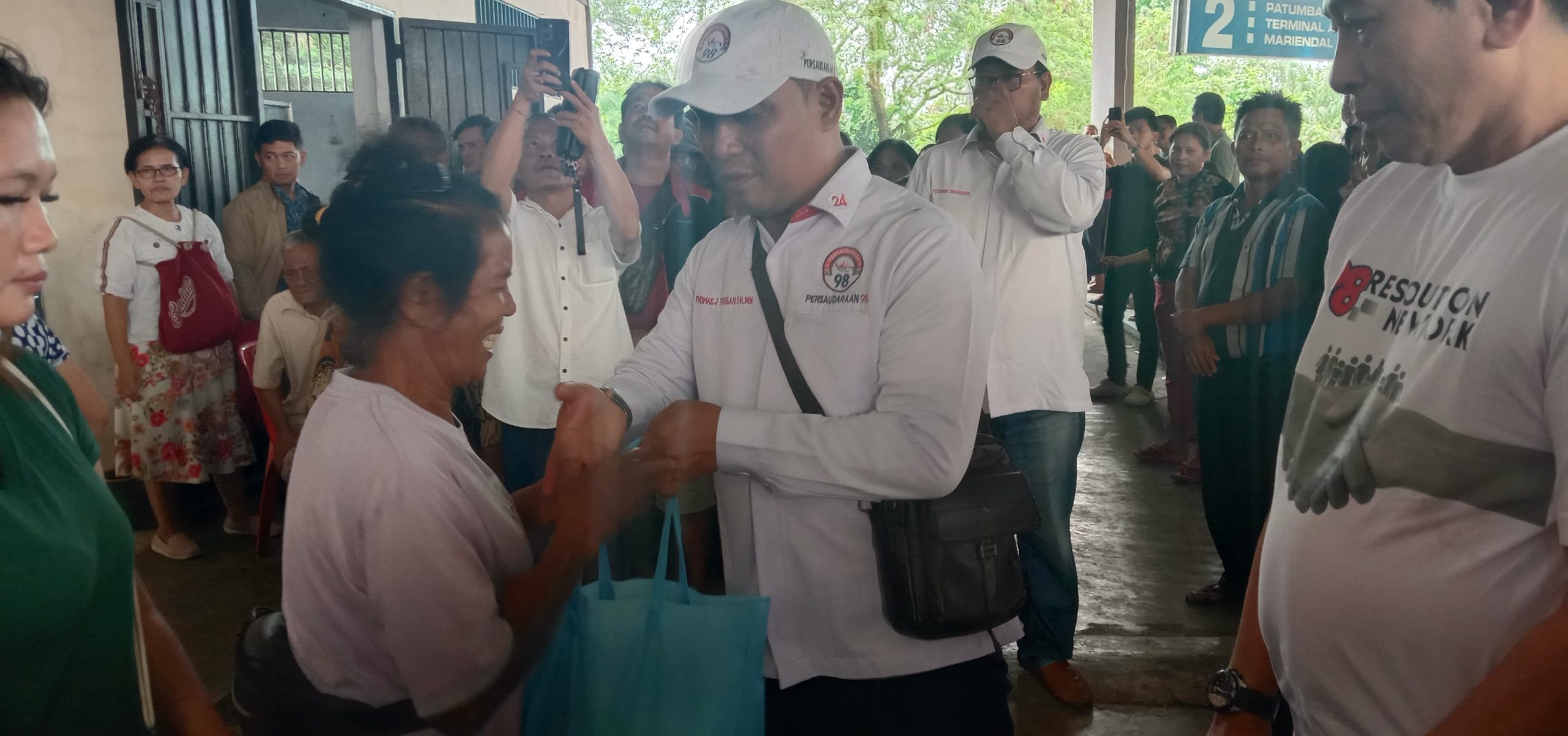 Terima Kasih Ketuaa..!! DPD Persaudaraan 98 Sumut Bagikan 1000 Paket Sembako di Deli Tua..!!