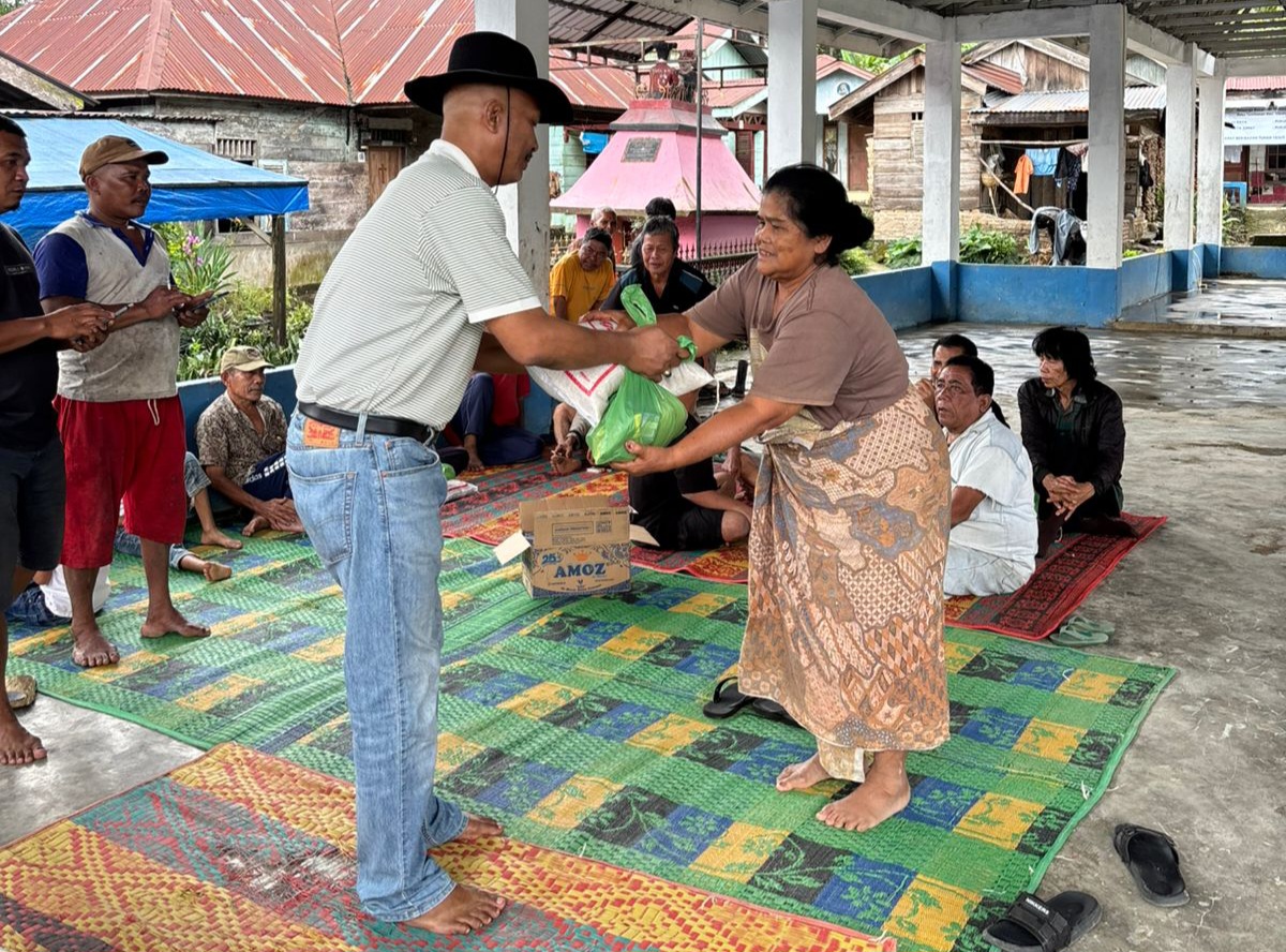 Terima Kasih Ketuaa..!! Godol Bagikan Sembako: “Bandit” Rasa “Dewa” di Mata Rakyat Jelata..!!