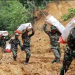 Kodam I/BB Luar Biasaa..!! Pikul Bantuan Belasan Kilometer: Prajurit TNI “Berenang” di Atas Lumpur Demi Rakyat Tapteng yang Nyaris “Terkubur”..!!