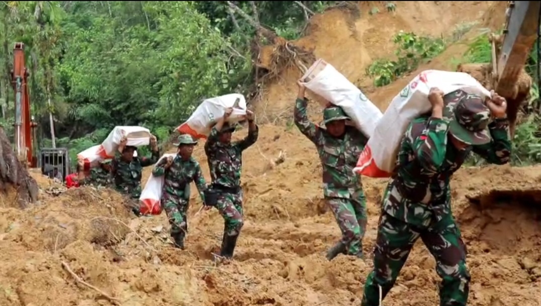 Kodam I/BB Luar Biasaa..!! Pikul Bantuan Belasan Kilometer: Prajurit TNI “Berenang” di Atas Lumpur Demi Rakyat Tapteng yang Nyaris “Terkubur”..!!