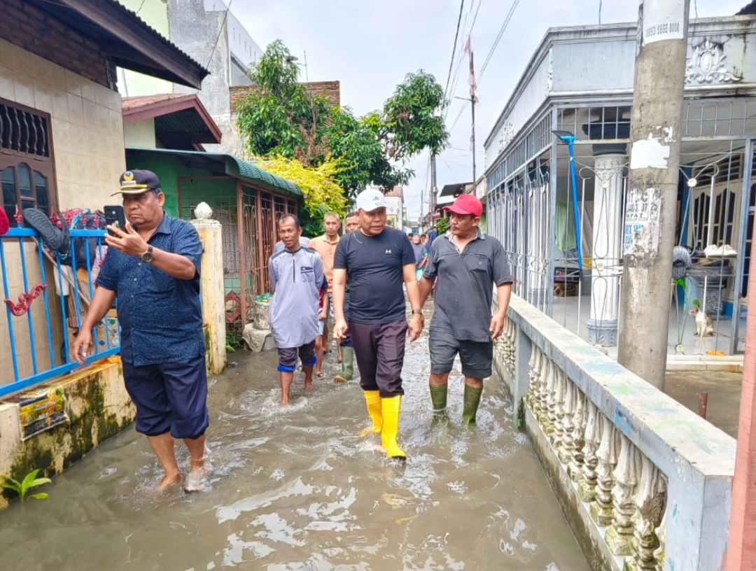 Kek Gini Kan Paten Laee..!! Warga Patumbak Kebanjiran, Wakil Ketua DPRD Deli Serdang Kuzu Tarigan Panggil Dua Perusahaan Diduga Persempit Parit..!!