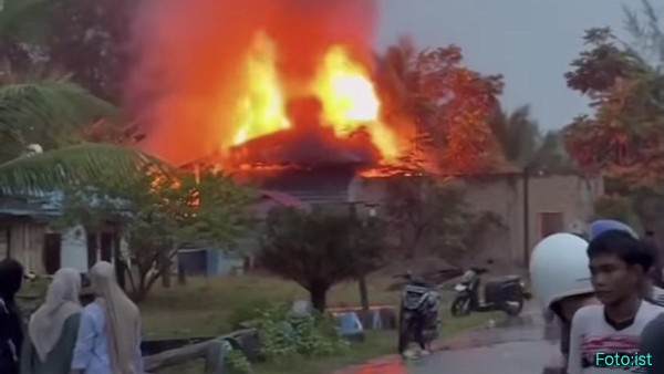 Jangan Tanya Polisi di Manaa..?? Emak-emak Pengajian Ngamuk, Rumah Bandar Sabu Ludes Dibakar..!! Siapa Menyusull..??