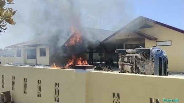 Ngerii..!! BD Sabu Tangkapan Warga Dilepas Polisi, Massa Bakar Mapolsek Batang Gadis Madina..!!