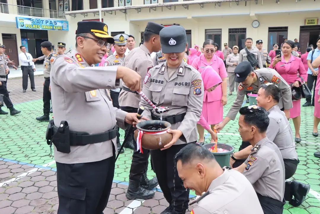Selamat Yaa..!! Sejumlah Perwira dan Bintara Polres Tanah Karo Terima Kenaikan Pangkat..!!