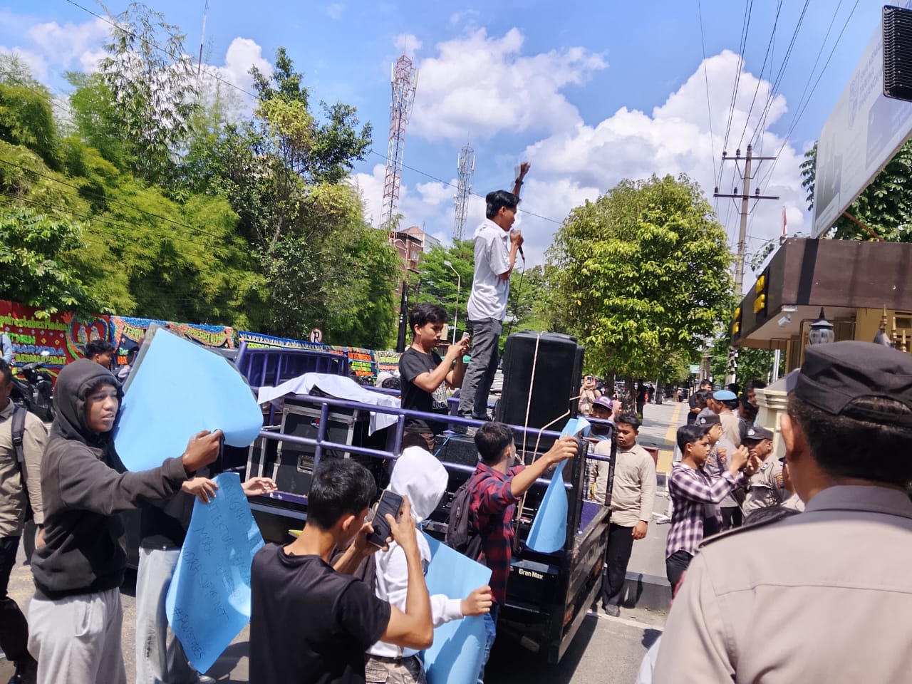 Dinilai Lamban..!! Mahasiswa Demo Desak Polrestabes Medan Tangkap Pembakar Mobil Pengacara yang Tolak Perobohan Masjid di Percut Sei Tuan..!!