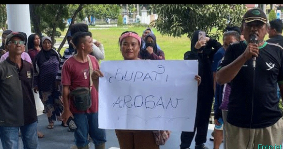 Ngadu ke Kantor DPRD..!! Pedagang Lubuk Pakam: Bupati Deli Serdang Arogan..!!