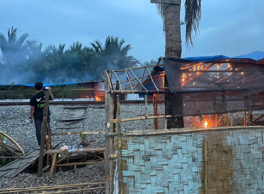 Mantul Abis Broo..!! Polsek Sunggal Gerebek Sarang Narkoba Tepi Rel Serbajadi, Pengedar Ditangkap, Gubuk Sabu Dibakar..!!