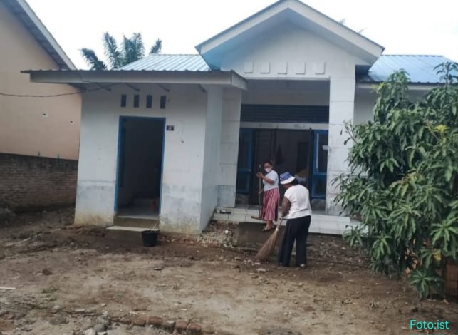 Dana Rehab Dipertanyakan..!! Setelah Disoroti Harianbersama.Com, Poskesdes Mabar Dibersihkan..!!