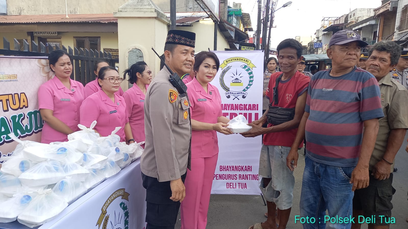 Terima Kasih Pak Poll..!! Polsek Deli Tua Bagi-bagi Takjil: Setetes Air di Tengah Gurun yang Gersang..!!
