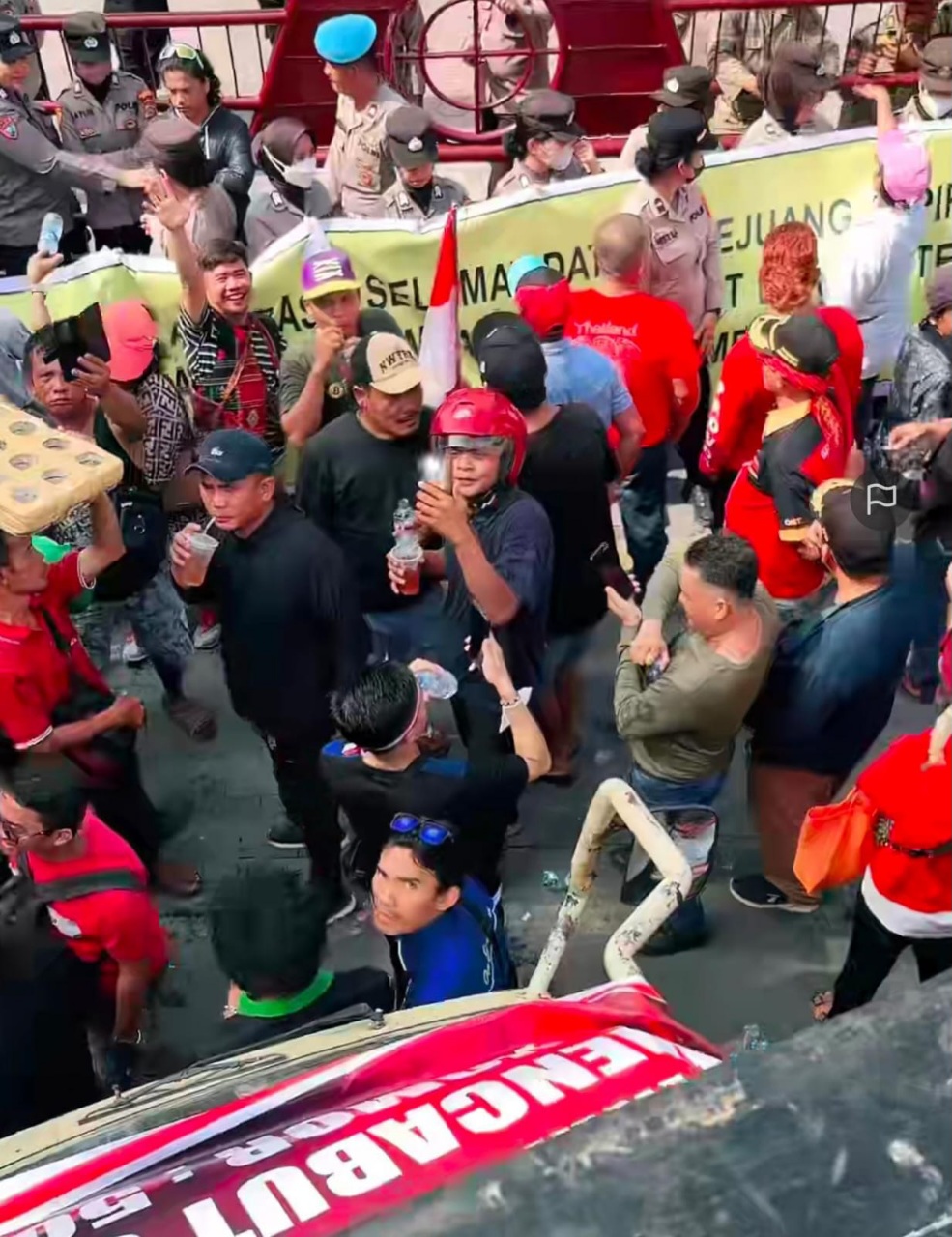 Kantor Walikota Medan “Diserbu” Massa..!! Jual Babi Kok Dilarang, Tahankanlah Didemo Ribuan Orang..!!