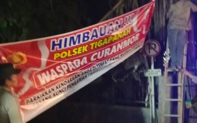 Cegah Curanmor..!! Polsek Tigapanah Pasang Spanduk Imbauan di Lokasi Strategis..!!