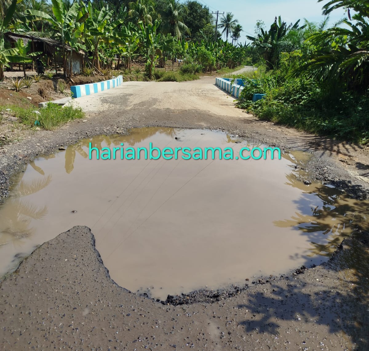 Bahh..!! Pembangunan ala Bupati Deli Serdang: Jembatan Dibangun, Jalan Hancur Dibiarkan..!!