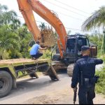 Mirip “Siaga Perang”..!! Ratusan Brimob Bersenjata Lengkap Kawal Evakuasi 10 Alat Berat Tambang Emas Ilegal yang Digerebek Poldasu di Madina-Tapsel..!!