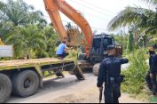 Mirip “Siaga Perang”..!! Ratusan Brimob Bersenjata Lengkap Kawal Evakuasi 10 Alat Berat Tambang Emas Ilegal yang Digerebek Poldasu di Madina-Tapsel..!!