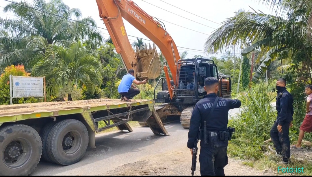 Mirip “Siaga Perang”..!! Ratusan Brimob Bersenjata Lengkap Kawal Evakuasi 10 Alat Berat Tambang Emas Ilegal yang Digerebek Poldasu di Madina-Tapsel..!!