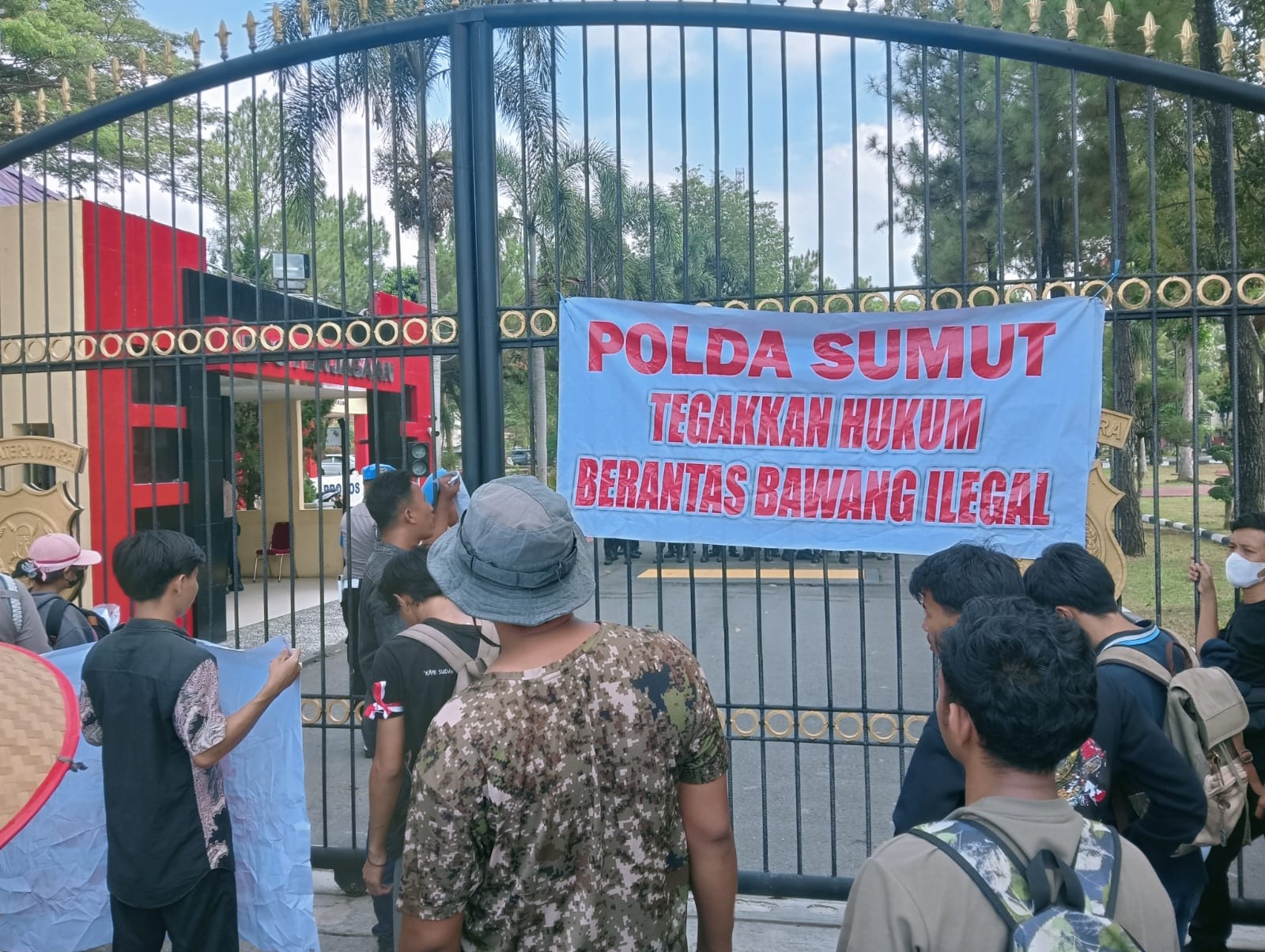 Entah Apa Kerja Polisi dan Bea Cukai Ini Bahh..!! Bisa Pulak Bawang Ilegal Luar Negeri Beredar di Sumut…Yaa…Demolah Petani Karo..!!