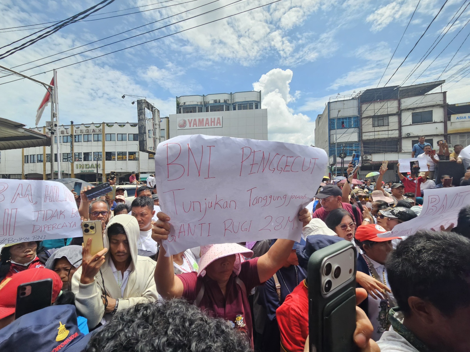 BNI tak Peduli..!! Air Mata Petani Umat Katolik “Banjiri” Aksi di Kantor Bank BNI Labuhan Batu, Rp21 Miliar Uang Lenyap tak Berbekas..!!