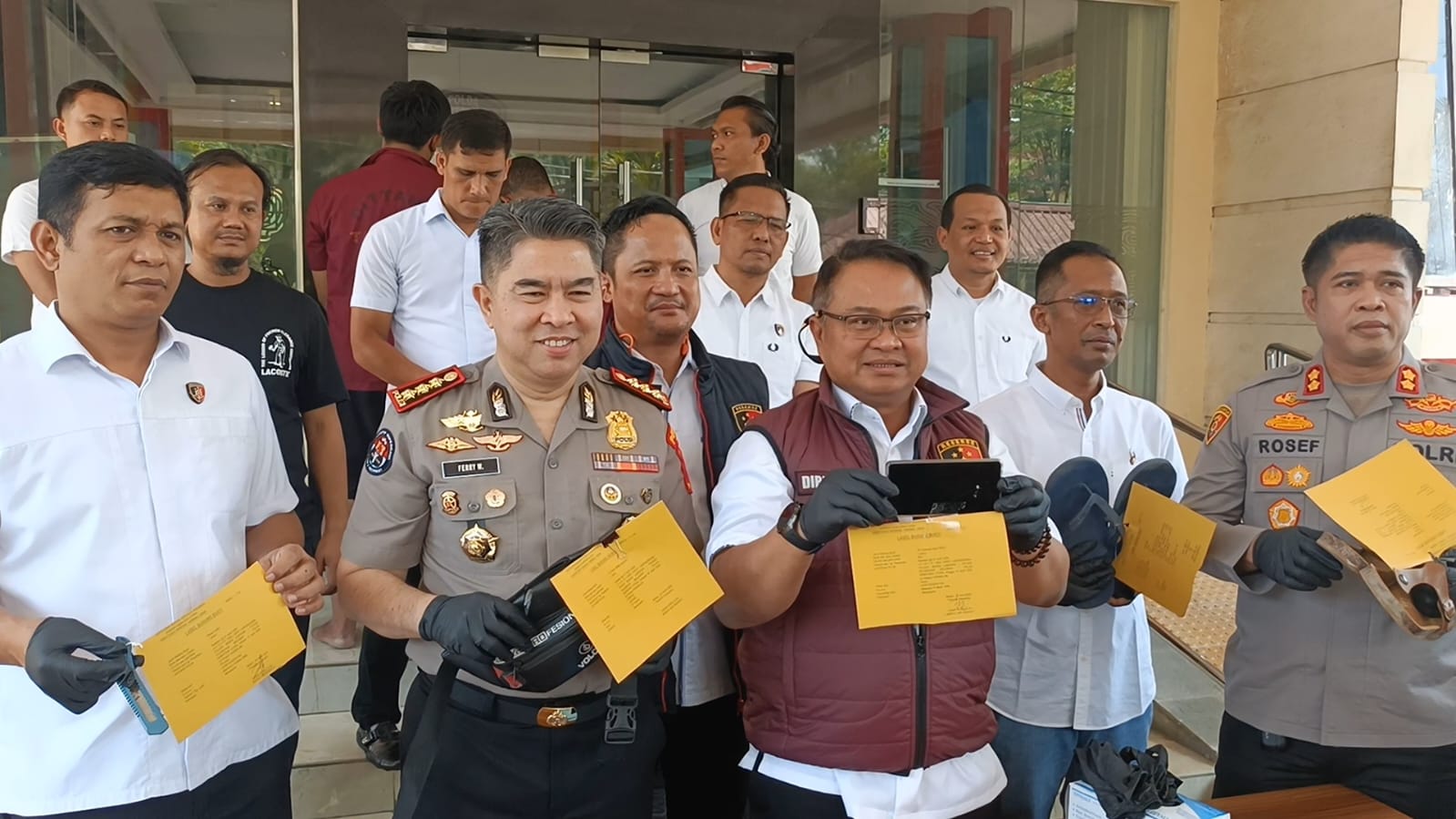 Mantap Pak Poll..!! Dar…Derr…Dorrr…Dua Begal Sadis Medan-Belawan “Berdarah-darah” Ditembak Polisi..!!