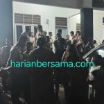 Kampanyekan Cakades..!! Rumah Dinas Camat Bangun Purba Anak Buah Bupati Deli Serdang Dikepung Massa..!!