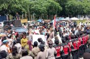Didemo Pendukungnya, Bupati Deli Serdang “Cicing” Naik Mobil Polisi: Acii…di Mana Kauu…Jangan Jadi Pengkhianattt..!!