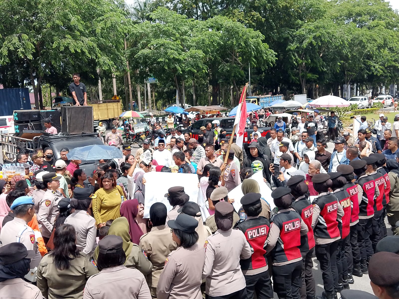 Didemo Pendukungnya, Bupati Deli Serdang “Cicing” Naik Mobil Polisi: Acii…di Mana Kauu…Jangan Jadi Pengkhianattt..!!